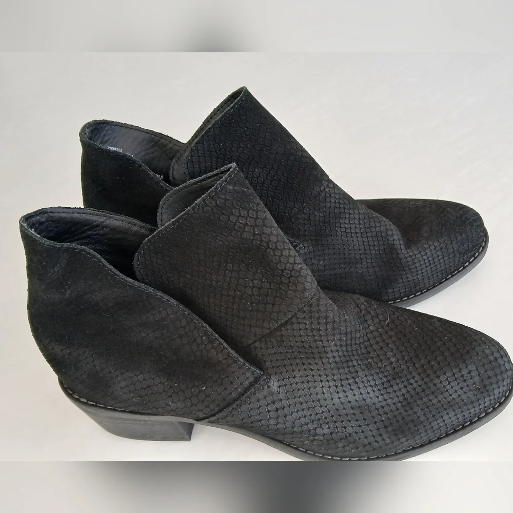 Me Too Black Textured Block Heel Booties – Size 8M – NWOT